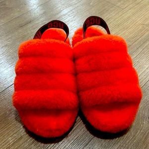 Uggplush slippers for kids! Size US 5! In great condition! Worn only 2 to 3 time